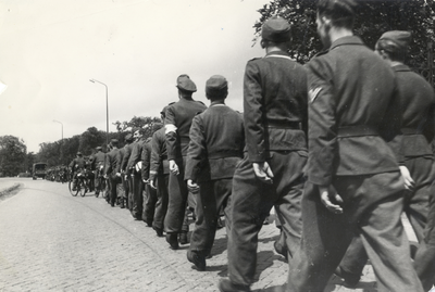 401817 Afbeelding van de terugtocht van Duitse militairen na afloop van de Tweede Wereldoorlog, op de Utrechtseweg te ...